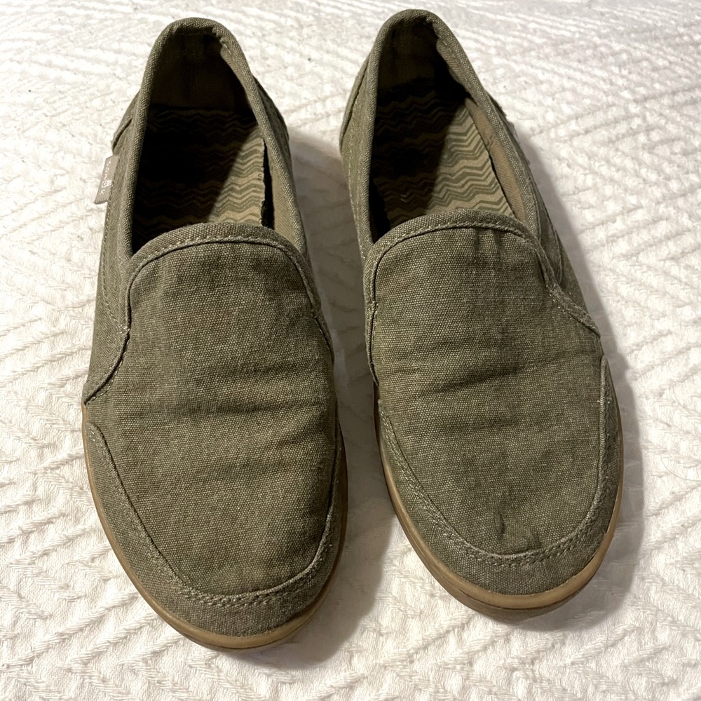 Sanuk size 1 pair’o dice girls
